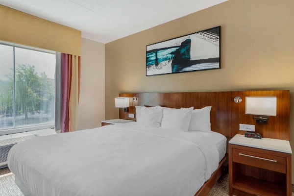 Comfort Suites East image 17