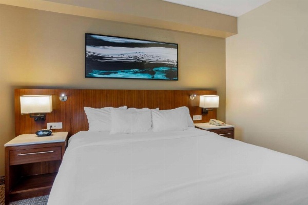 Comfort Suites East image 21