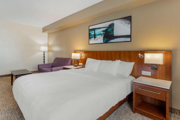 Comfort Suites East image 24