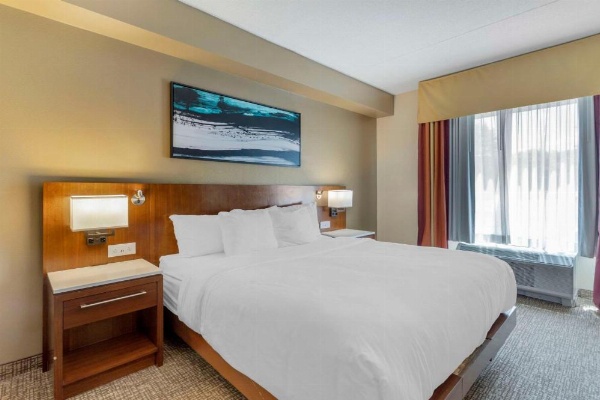 Comfort Suites East image 27