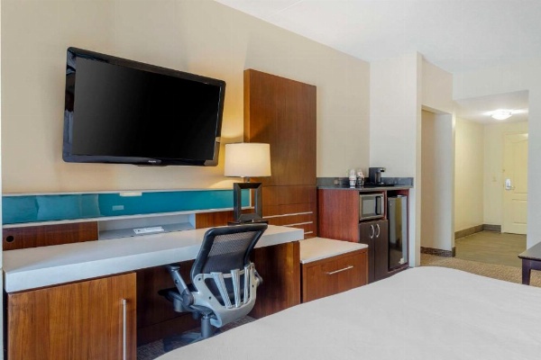 Comfort Suites East image 28