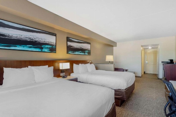 Comfort Suites East image 9